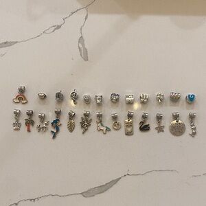 Lot Of 25 Silver Tone brazalet Charms